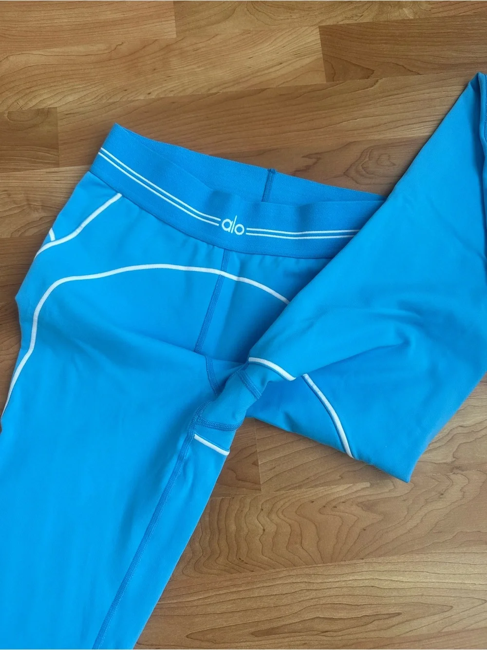 NEVER WORN ALO Yoga Airbrush High-Waist Heart Throb Legging